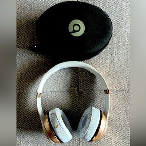 Beats Solo 3 wireless Bluetooth Gold used